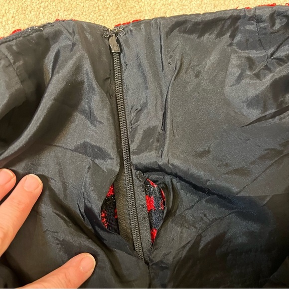 Per Se by Carlisle Red and Black Tweed Skirt with Floral Details Size 10 Holiday - Picture 5 of 5